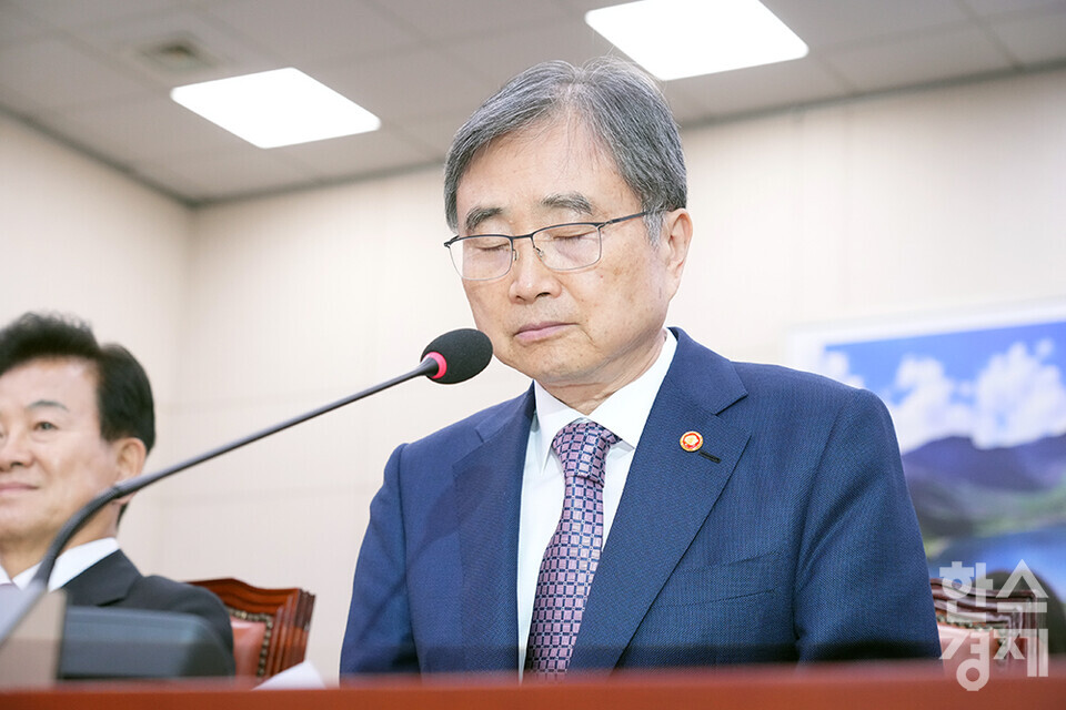 조현 외교부 장관이 8일 오후 서울 여의도 국회에서 열린 외교통일위원회 전체회의에 출석해 생각에 잠겨 있다. /최대성 기자 dpdaesung@sporbiz.co.kr 2025.09.08.