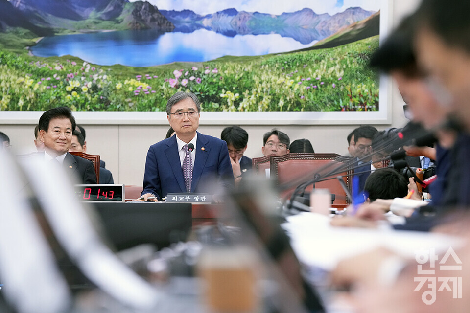 조현 외교부 장관이 8일 오후 서울 여의도 국회에서 열린 외교통일위원회 전체회의에 출석해 의원 질의를 듣고 있다. /최대성 기자 dpdaesung@sporbiz.co.kr 2025.09.08.