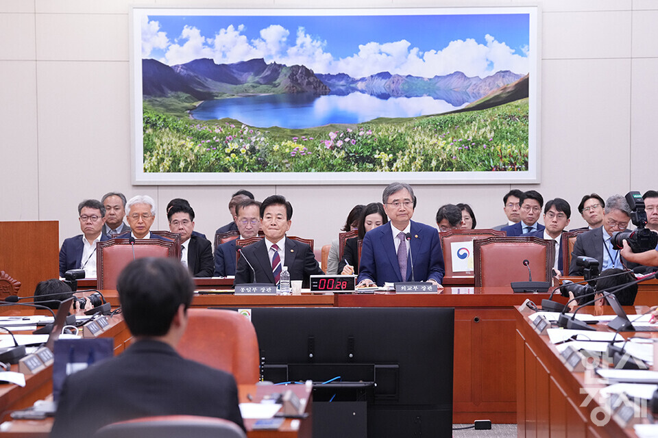 조현 외교부 장관과 정동영 통일부 장관이 8일 오후 서울 여의도 국회에서 열린 외교통일위원회 전체회의에 출석해 의원 질의를 듣고 있다. /최대성 기자 dpdaesung@sporbiz.co.kr 2025.09.08.