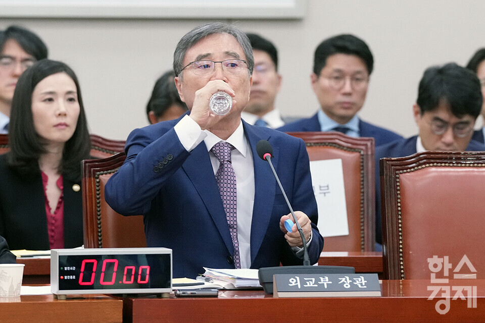 조현 외교부 장관이 8일 오후 서울 여의도 국회에서 열린 외교통일위원회 전체회의에 출석해 물을 마시고 있다. /최대성 기자 dpdaesung@sporbiz.co.kr 2025.09.08.