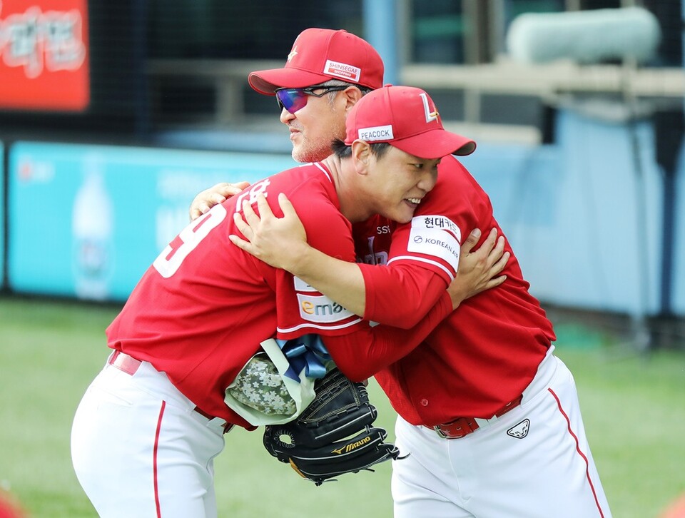 김광현(왼쪽)이 KBO리그 통산 2000탈삼진 달성 직후 이숭용 감독의 축하를 받고 있다. /SSG 랜더스 제공