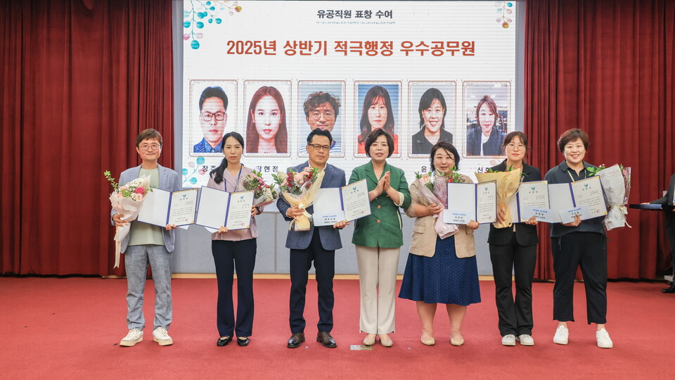 과천시(시장 신계용)는 2025년 상반기 적극행정 우수공무원으로 선정된 12명에게 표창장을 수여했다고 9일 밝혔다./ 과천시 제공