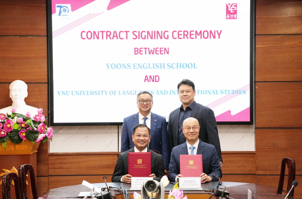(오른쪽 위부터 시계 방향으로) 윤수 윤선생 대표, 설황수 윤선생 전무, 호아썬 하노이 국립외대 부총장, 도뚜언민 하노이 국립외대 이사장이 4일(현지시간) 베트남 하노이 국립외국어대학교에서 한국어 교재 개발에 대한 계약을 체결한 뒤 기념촬영을 하고 있다./윤선생