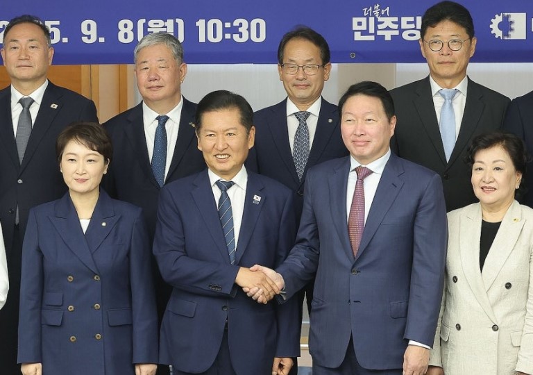 정청래 더불어민주당 대표와 최태원 대한상공회의소 회장이 8일 서울 중구 대한상공회의소에서 열린 정책 간담회에서 기념촬영을 하고 있다./연합뉴스