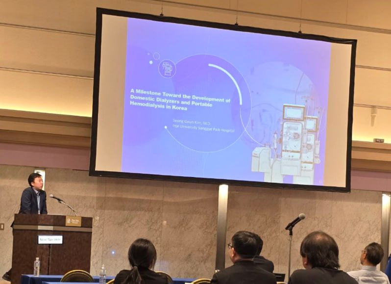 김성근 인제대 상계백병원 교수가 6~8일 일본 사이타마현 가와고에 프린스호텔에서 열린 ‘국제재택혈액투석학회(JSHHD)’에 참석해 시노펙스 제품에 대해 설명하고 있다./시노펙스
