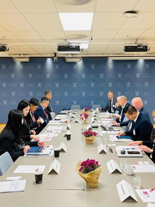 허만욱 해운물류국장을 비롯한 해양수산부 관계자들이 노르웨이 오슬로에서 열린 양국간 해운협력회의에 참석해 발언하고 있다./해양수산부