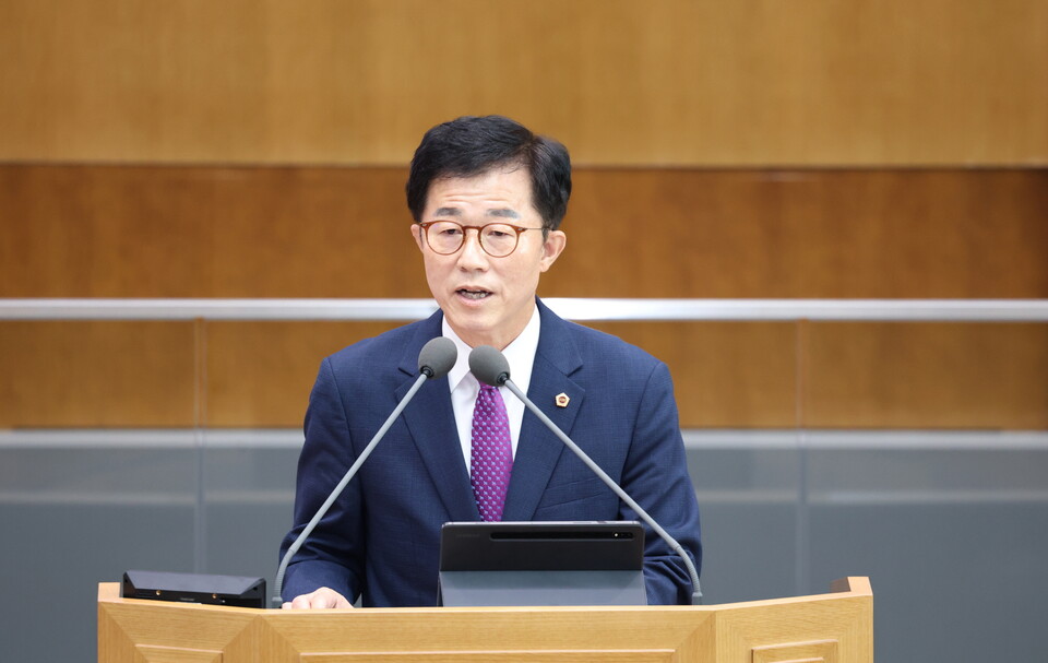 경기도의회 김근용 의원(국민의힘·평택6)이 도내 곳곳에 설치된 점자블록과 장애인 이동편의시설의 부적합 사례를 강하게 질타하며 전수조사와 철저한 개선을 촉구했다./ 경기도의회 제공