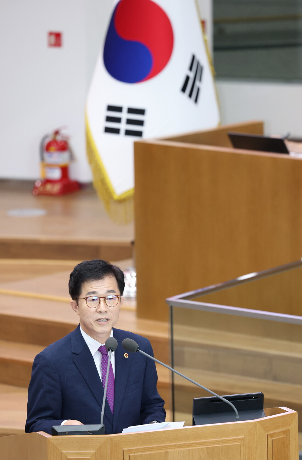 김 의원은 청사 내부 문제도 언급했다. “도의회 건물조차 점자블록이 잘못 시공되거나 설치되지 않은 구간이 있고, 점자안내판은 전원이 연결되지 않아 작동하지 않는 곳도 있었다”며 “이는 보여주기식 행정의 민낯”이라고 직격했다./ 경기도의회 제공