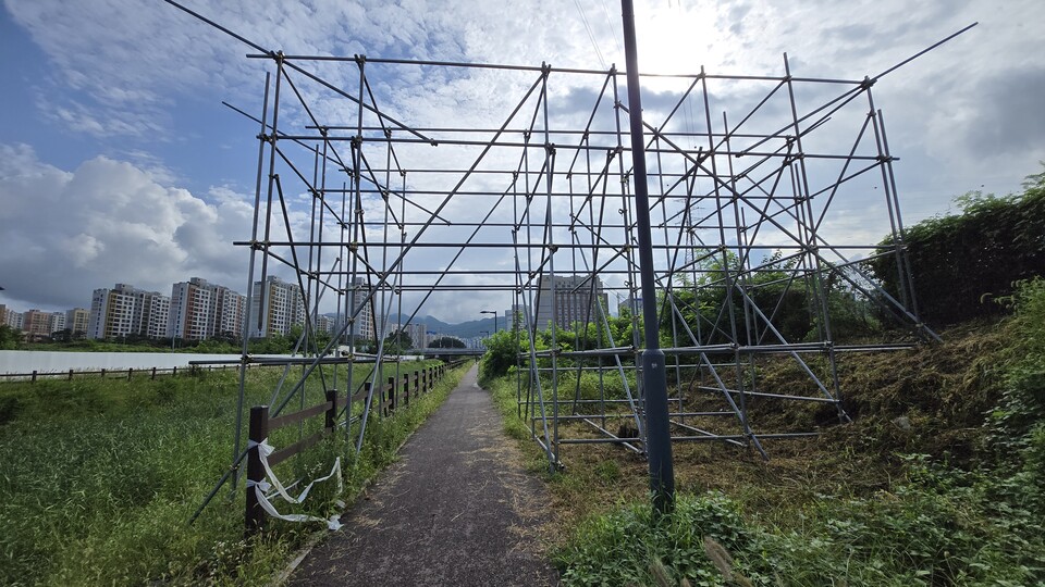 길목을 막은 철제 구조물도 설치 목적이나 안내문조차 없어 충돌 위험을 키우고 있다. 행정구역상 해당 구간은 성남시 관할이지만, 수정구청 관계자는 “송파구일 가능성”을 언급하며 관리 의무를 회피했다./ 김두일 기자