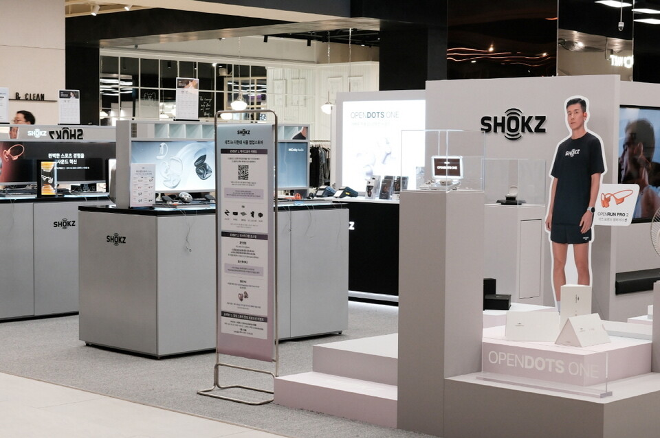 샥즈(SHOKZ)가 오는 17일까지 여의도 더현대 서울 지하 2층에서 팝업스토어를 운영하며 브랜드 경험 확대에 나선다./샥즈