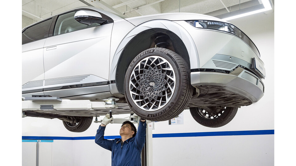  정비사가 현대차 아이오닉 5 차량을 점검하고 있다./현대자동차 제공