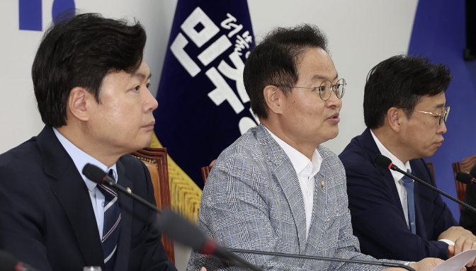 더불어민주당 허영(왼쪽 둘째) 원내정책수석이 8월3일 서울 여의도 국회에서 열린 노조법 2·3조 개정 관련 기자간담회에서 발언하고 있다. 사진=연합뉴스