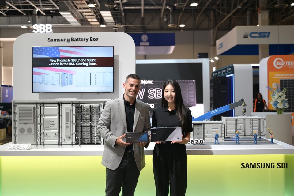 삼성SDI가 9일 개막한 ‘RE+ 2025’에서 SBB 신제품 등 차세대 ESS 배터리 라인업을 전시했다. 삼성SDI 임직원 모델이 SBB 신제품을 소개하고 있는 모습./ 삼성SDI 제공