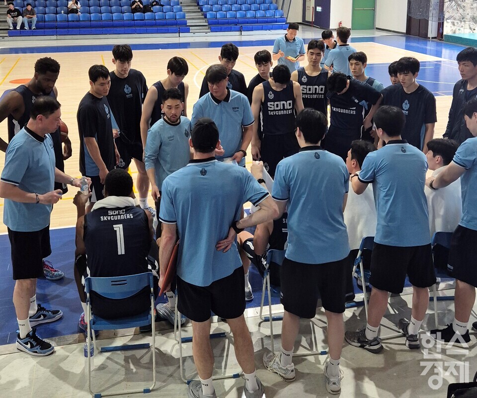 프로농구 고양 소노가  8일 대만 타이베이 난강운동센터에서 열린 TPBL 신주 토플러스 라이오니어스와 연습 경기에서 62-80으로 패했다. /류정호 기자