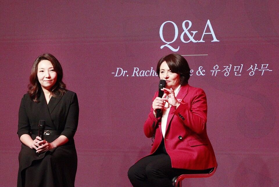 유정민 한국브라운포맨 마케팅 상무(왼쪽)와 더 글렌드로낙 마스터 블렌더 레이첼 배리./한국브라운포맨 제공.