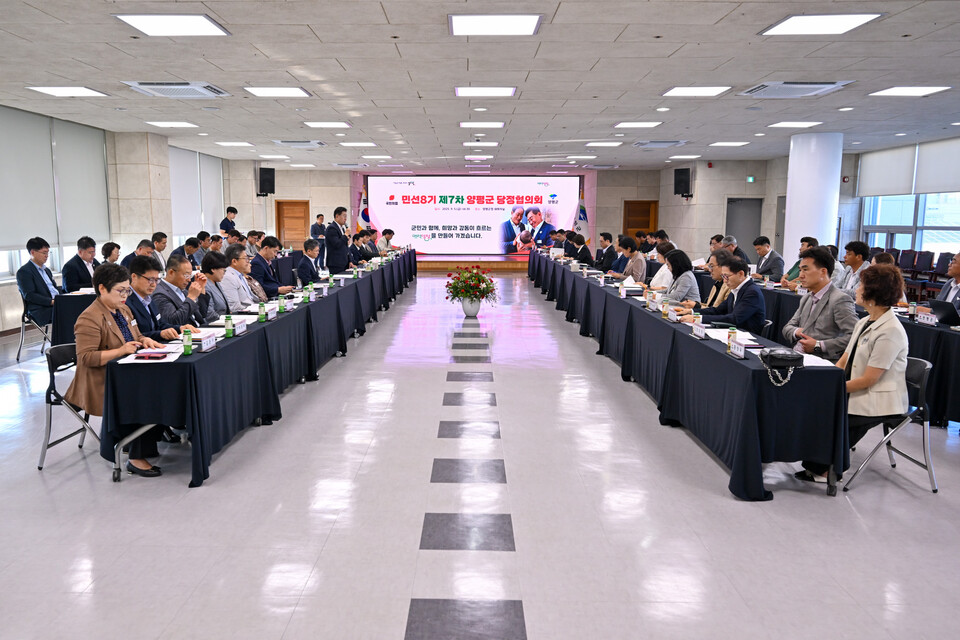 양평군(군수 전진선)은 지난 5일 군청 대회의실에서 국민의힘 여주시·양평군 당원협의회(국회의원 김선교)와 함께 민선 8기 제7차 당정협의회를 열고 주요 현안을 논의했다./ 양평군 제공