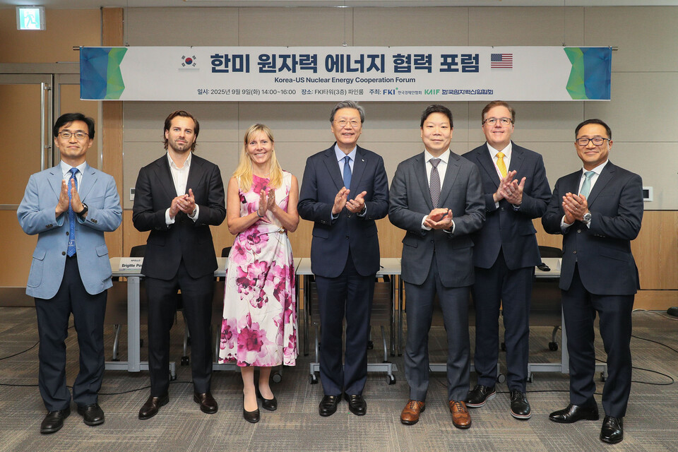김창범 한경협 부회장을 비롯한 내빈들이 9일 FKI타워에서 열린 '한미 원자력 에너지 협력 포럼'에 참석해 기념촬영을 하고 있다. / 한경협