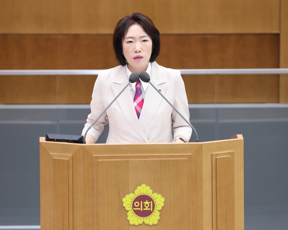이혜원 의원(양평, 국민의힘)은 9일 열린 제386회 경기도의회 임시회 본회의 도정질문에서 김동연 지사를 향해 “재정 불안과 행정 불통이 결합해 결국 지역 불균형으로 이어지고 있다”며 강도 높은 비판을 쏟아냈다./ 경기도의회 제공