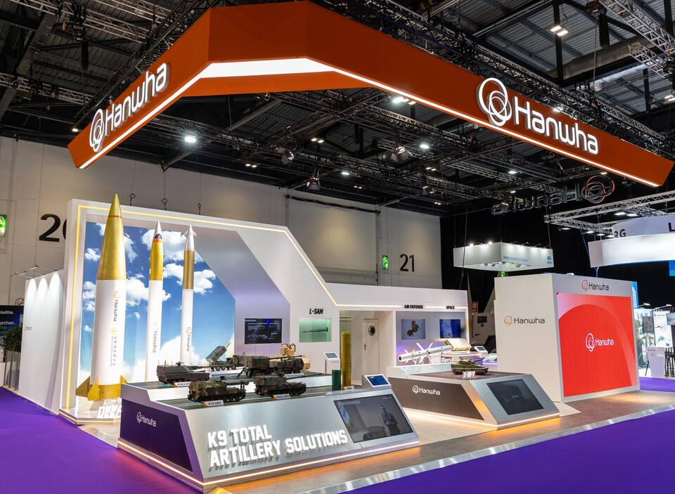 영국 런던에서 9~12일 진행되는 글로벌 방산 전시회 DSEI에 참가한 한화 전시관에 K9 자주포, 천무 유도탄, 모듈화 장약(MCS) 등 유럽 전장 환경에 최적화된 제품들이 전시돼 있다./한화에어로스페이스
