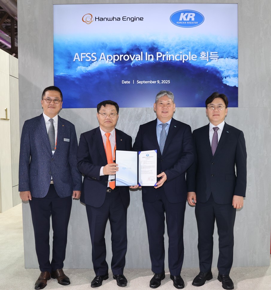 한화엔진은 9일 이탈리아 밀라노에서 열린 가스텍 2025 행사에서 자체 기술로 개발한 ‘암모니아 연료공급 시스템’에 대해 한국선급으로부터 개념승인(AIP)을 획득하고 현장에서 서명식을 진행했다./한화엔진