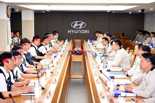 현대차 노사가 2025년 임금 및 단체협약을 위한 상견례를 하고 있다./ 현대자동차