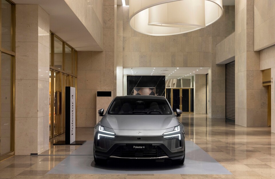 롯데백화점 동탄점 '폴스타 온 투어(Polestar on Tour)’에 전시된 '폴스타4' 의 모습./ 폴스타