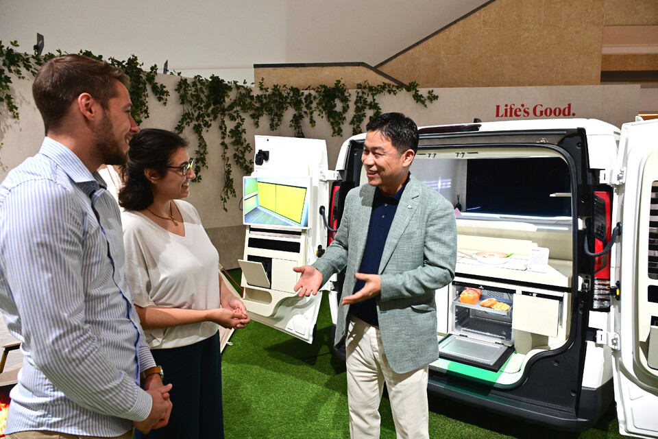 류재철 LG전자 HS사업본부장이 IFA 2025 LG전자 부스에서  AI홈 솔루션 공간 '슈필라움'을 소개하고 있다./LG전자