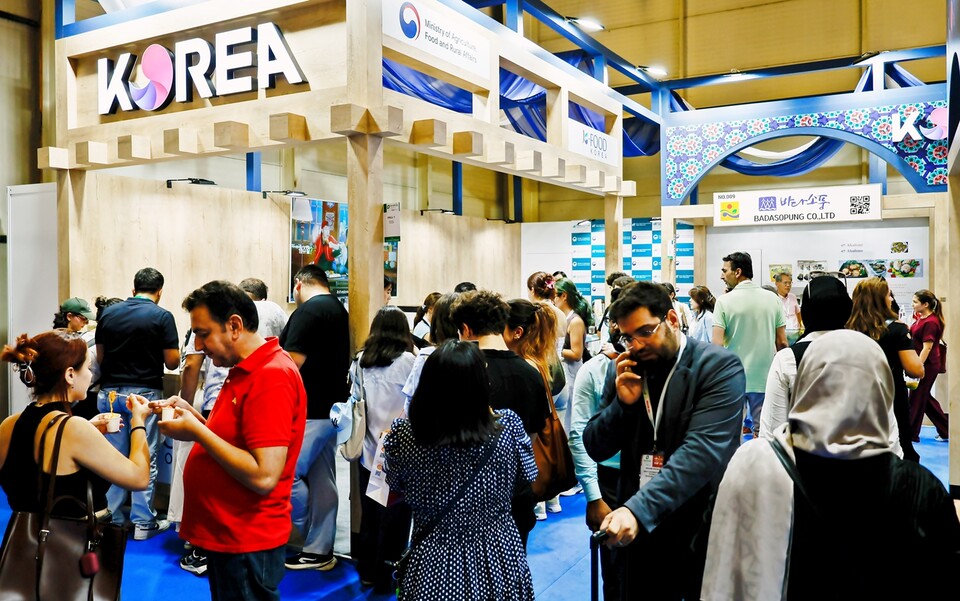 한국관을 방문해 관심을 보이는 현지 바이어들. /사진=aT