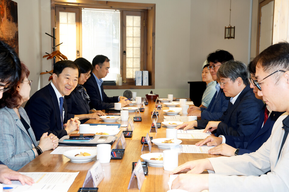 이형훈 보건복지부 제2차관이 의료데이터 중심병원 최고정보책임자들과 간담회를 가졌다./보건복지부 제공