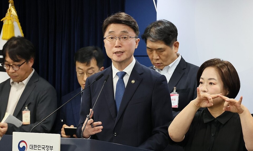 류제명 과학기술정보통신부 제2차관이 10일 서울 종로구 정부서울청사에서 KT 무단 소액결제 침해사고 관련 브리핑을 하고 있다/ 연합뉴스