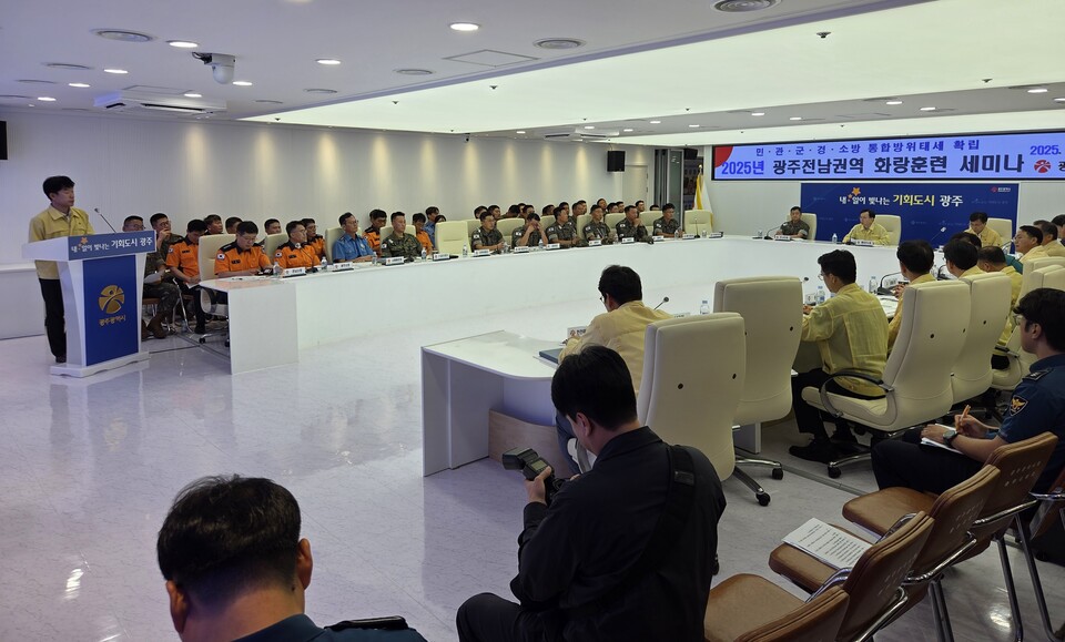 고광완 광주시 행정부시장이 10일 오전 시청 충무시설에서 열린 ‘2025 화랑훈련 세미나’에 참석해 안보역량 강화를 위한 방안 등을 논의하고 있다./사진=광주광역시