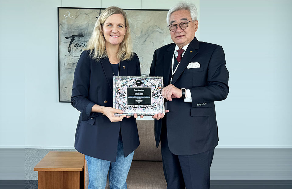 코번트리(왼쪽) IOC 위원장과 조정원 총재가 기념 촬영하고 있다. /세계태권도연맹 제공