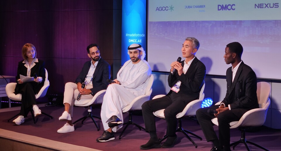 넥써쓰 장현국(오른쪽에서 두번째) 대표가 10일 서울 코엑스에서 열린 두바이복합상품거래소(DMCC)의 ‘Made for Trade Live’ 포럼에 참석해 한국 기업의 전략적 성장 방향에 대해 말하고 있다.  / 넥써쓰