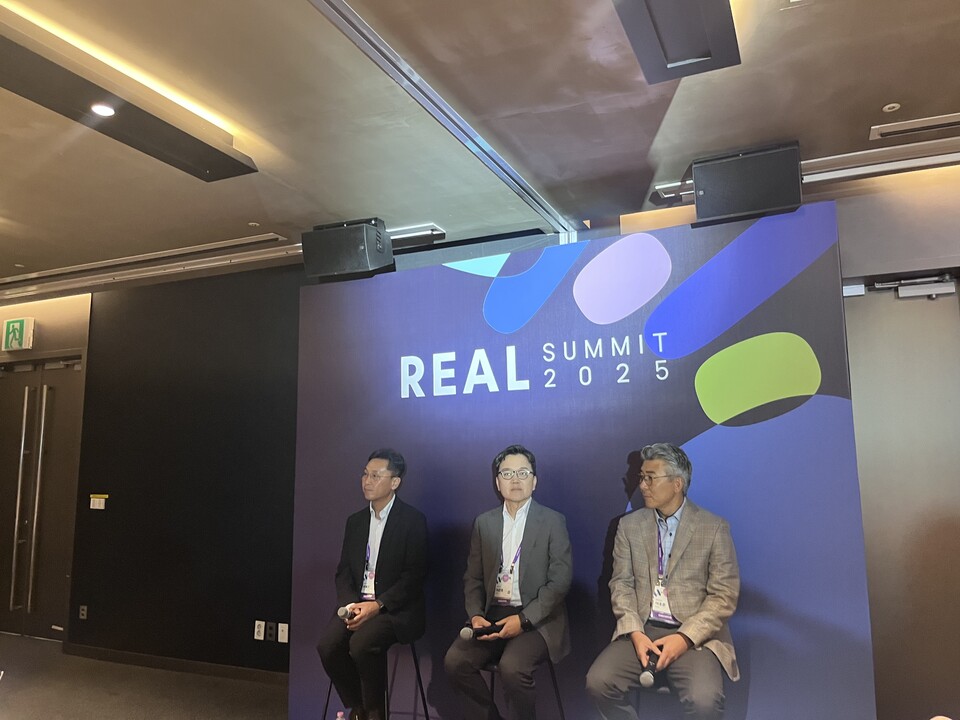 (왼쪽부터) 송해구 삼성 SDS 솔루션 사업부장, 이준희 삼성 SDS 사장, 이호준 삼성 SDS 부사장이 11일 서울 코엑스에서 열린 ‘리얼 서밋(REAL Summit) 2025’ Q&A 세션에서 발언을 하고 있다./박정현 기자