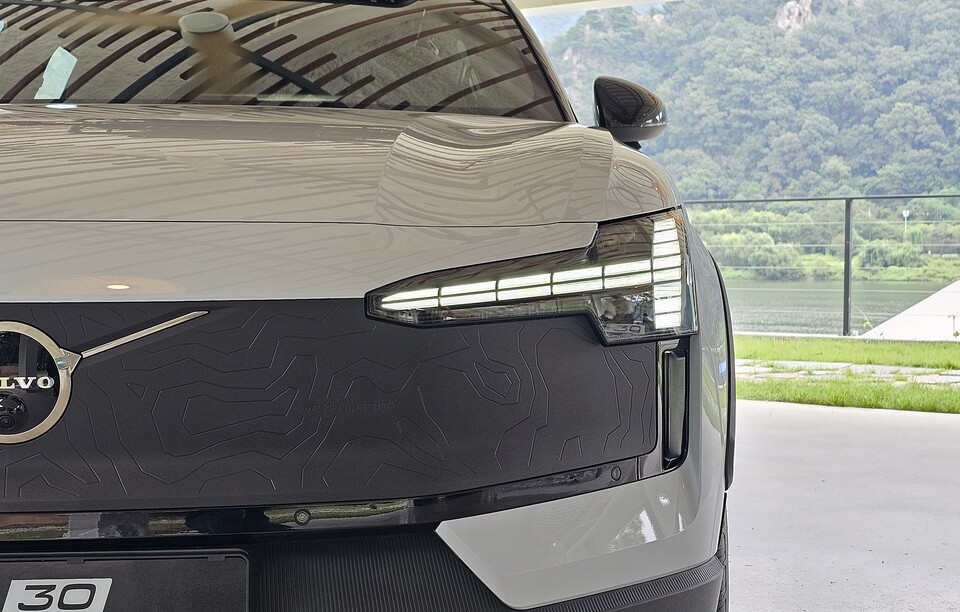 볼보 'EX30 크로스컨트리(CC)'의 프런트 블랙 쉴드와 헤드램프./ 곽호준 기자