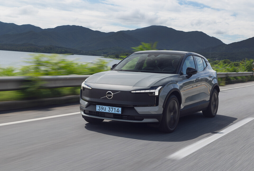 볼보 'EX30 크로스컨트리(CC)'의 주행 모습./ 볼보코리아