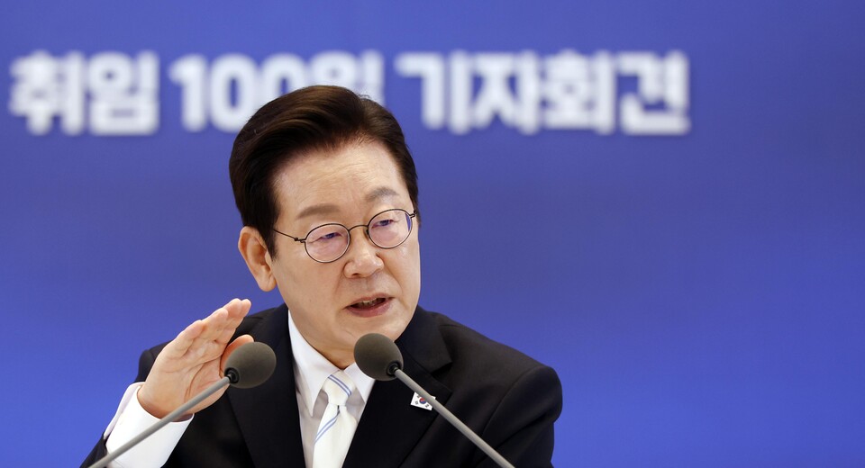 이재명 대통령이 11일 청와대 영빈관에서 열린 취임 100일 기자회견 '회복을 위한 100일, 미래를 위한 성장'에서 답변하고 있다. 사진=연합뉴스