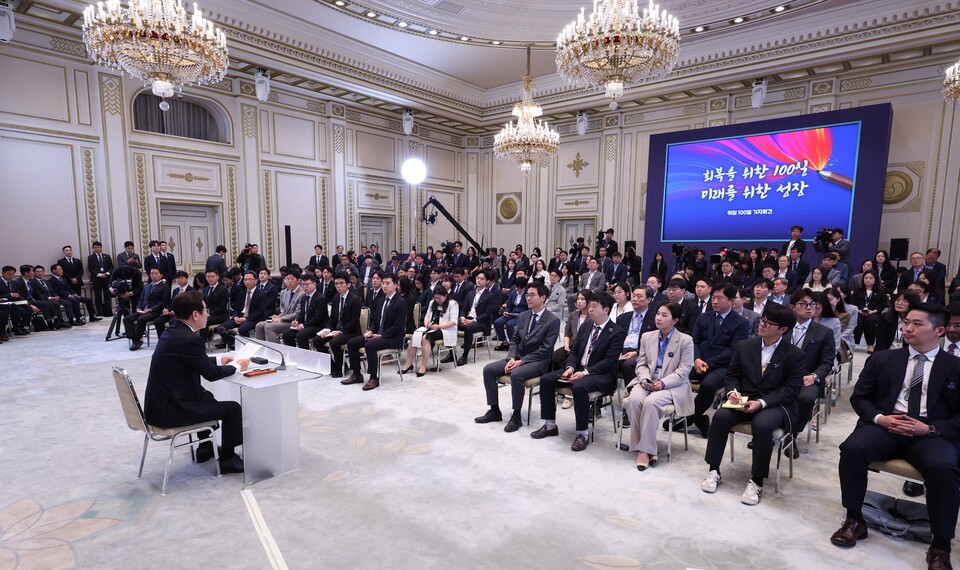 이재명 대통령이 11일 청와대 영빈관에서 열린 취임 100일 기자회견 '회복을 위한 100일, 미래를 위한 성장'에서 답변하고 있다. 사진=연합뉴스