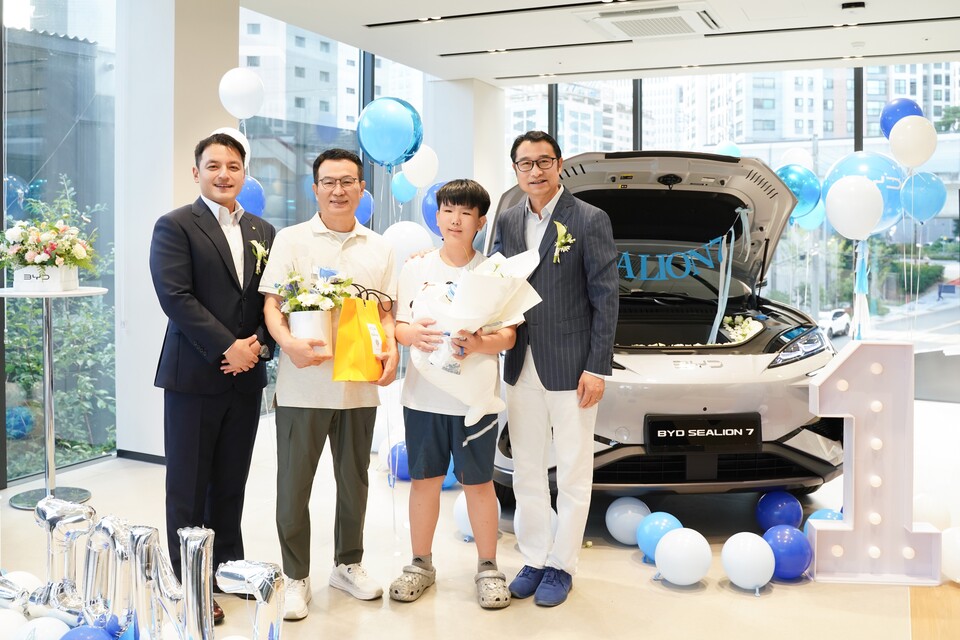 (왼쪽부터) 권혁민 DT네트웍스 대표, 씨라이언 7 국내 1호차 고객 가족, 류쉐량 BYD 아시아태평양 자동차 영업사업부 총경리./BYD코리아