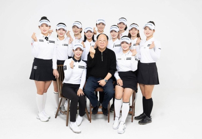 권오섭(앞줄 가운데) 메디힐 회장과 메디힐 골프단 선수들이 손가락 하트를 그리며 단체 촬영을 하고 있다. /메디힐 제공