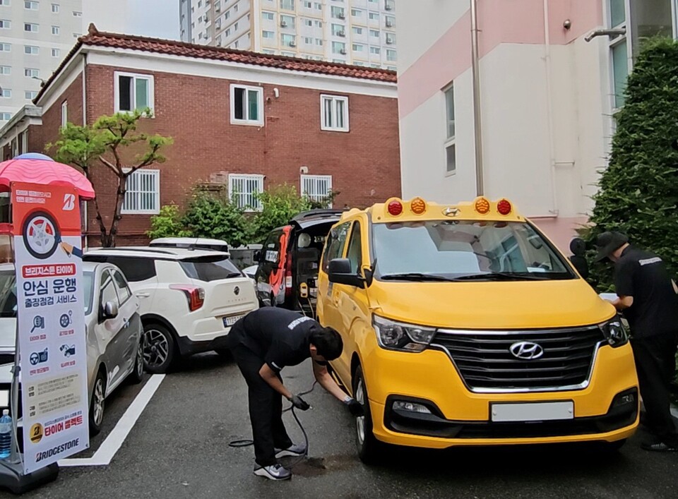브리지스톤 코리아 직원이 타이어 점검 및 공기압 보충을 하고 있다./ 브리지스톤 타이어 세일즈 코리아