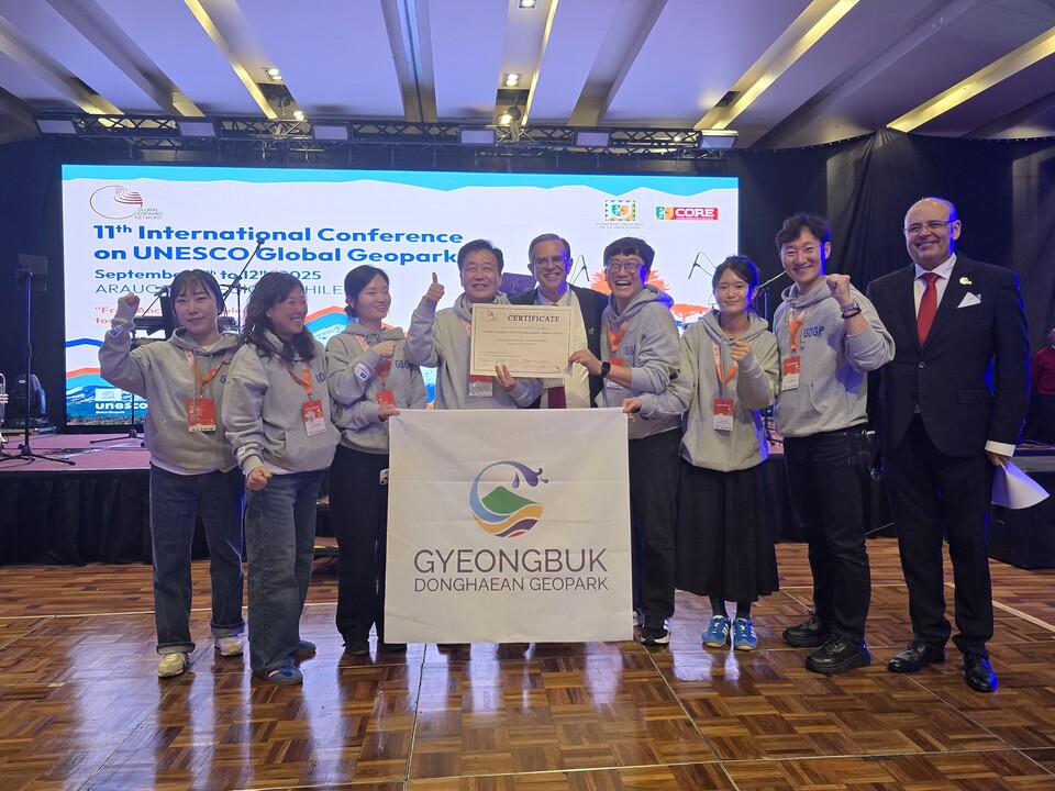 제11회 세계지질공원네트워크 총회에서 경북 동해안 지질공원 대표단이 유네스코 세계지질공원 인증서 수여. 사진=경주시 제공