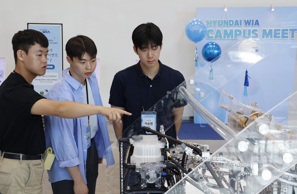 현대위아가 지난 11일 의왕연구소에서 개최한 밋 업 데이(Meet Up Day)에서 참가자들이 현대위아의 전기차 열관리 시스템을 살펴보고 있다./현대위아