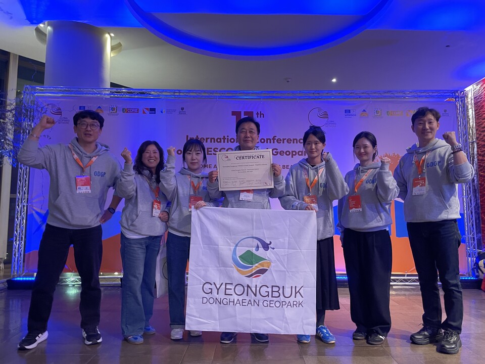 제11회 세계지질공원네트워크(GGN) 총회에서 ‘유네스코 세계지질공원 인증서를 수여.사진=울진군 제공