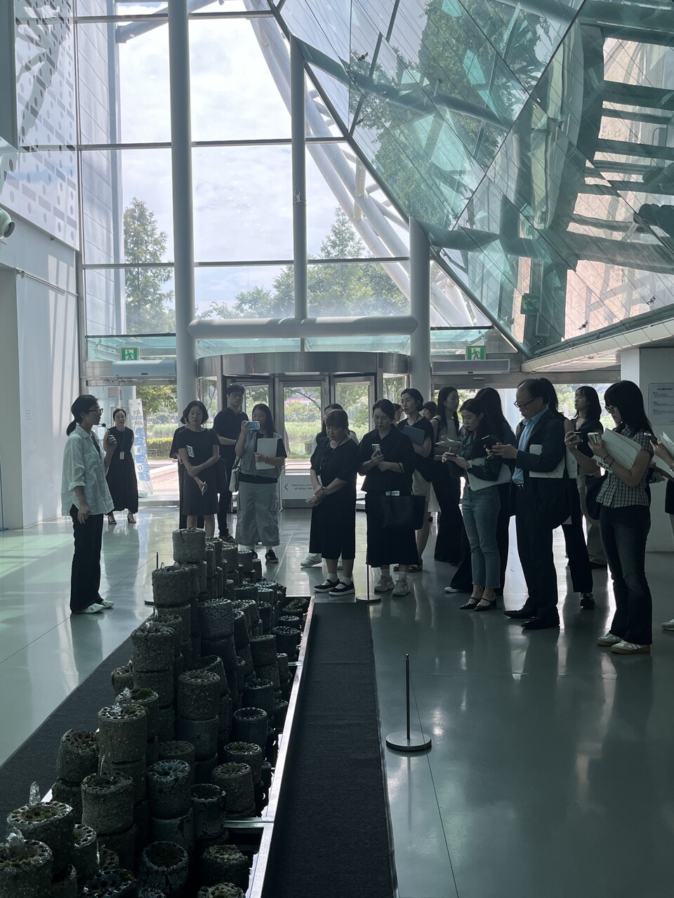 이지연 작가의 〈잿소리〉는 버려진 연탄재를 다시 구워 도자기처럼 단단하게 만든 뒤, 물이 흐르는 수조 안에 설치해 새로운 에너지 순환 공간을 구현한 작품이다./ 경기문화재단 제공