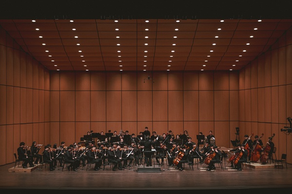 경기리베라오케스트라가 오는 9월 15일 정오 발매되는 유다빈밴드 정규 2집 ‘CODA’의 수록곡  현악 연주에 참여했다./ 경기아트센터 제공