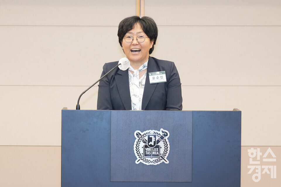 윤순진 환경대학원장이 12일 오후 서울 관악구 서울대학교 호암교수회관에서 열린 제6기 지속가능 ESG 전문가과정 출범식에서 식사를 하고 있다. /최대성 기자 dpdaesung@sporbiz.co.kr 2025.09.12.