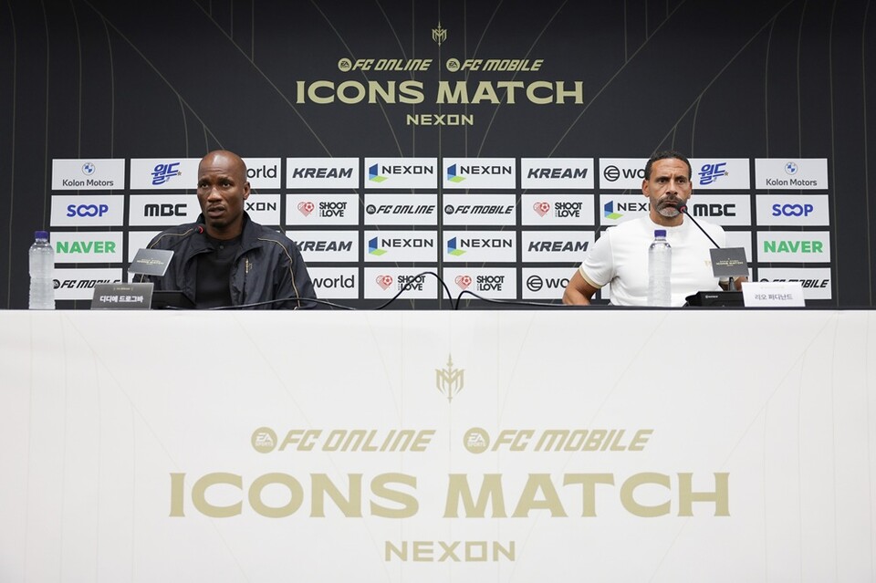 드로그바(왼쪽)와 퍼디난드가 13일 서울월드컵경기장에서 열린 아이콘매치 미디어 데이에 참석해 답변하고 있다. /넥슨 제공