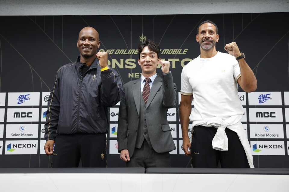 드로그바(왼쪽부터), 박정무 넥슨 사업부사장, 퍼디난드가 파이팅 포즈를 취하고 있다. /넥슨 제공
