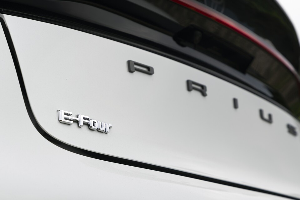 토요타 '프리우스 AWD XLE'의 후면 'E-Four' 레터링./ 토요타 코리아